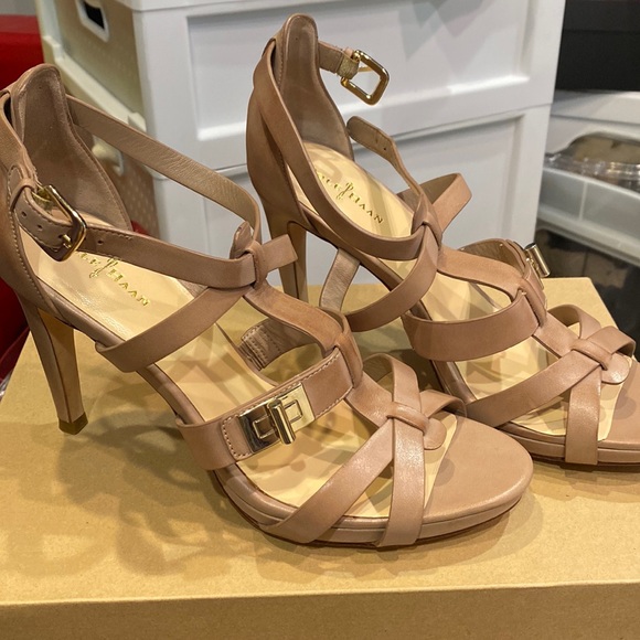COLE HAAN beige heels in supple leather with Nike Air soles...
